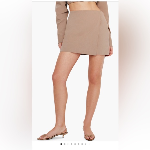 Good American Dresses & Skirts - Good American Faux Wrap Stretch Poplin Skirt putty beige mini skirt large NWT